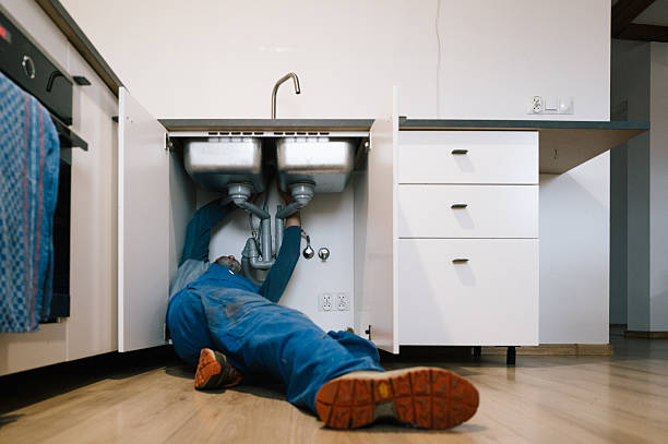 Professional Emergency Plumber technician working in Cedarhurst, NY